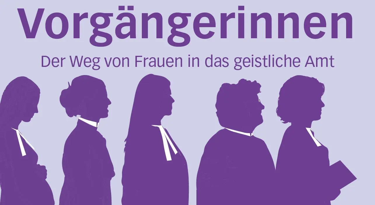 Ausschnitt aus dem Plakat zur Ausstellung über 75 Jahre Frauenordiniation: "Vorgängerinnen. Der Weg von Frauen in das geistliche Amt". Zu sehen sind dunkellila auf Helllila fünf Frauen im Talar im Profil im Scherenschnitt, Quelle: EKBO