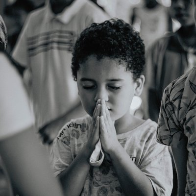 Kinder beim Gebet. Foto: Carlos Magno / Unsplash
