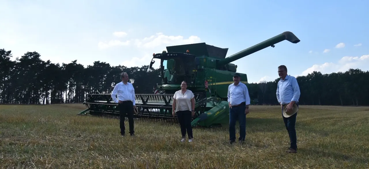 Bischof Christian Stäblein im Gespräch mit Landwirten in Worin bei Seelow. Fotos: EKBO