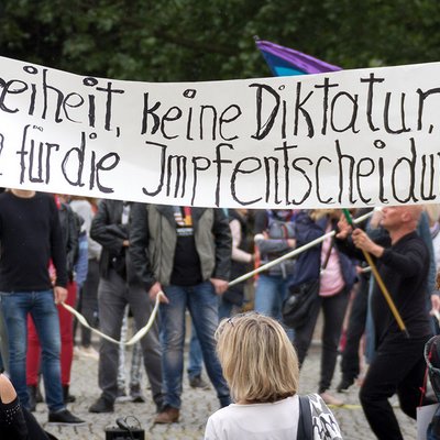 In Saarbrücken versammelten sich am 9. Mai 2020 rund 350 Menschen um gegen die Maßnahmen zur Einschränkung der Corona-Pandemie zu protestieren. Foto: Kai Schwerdt / flickr