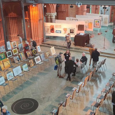 Die Kunstauktion 2019 in der Heilig-Kreuz-Kirche. Diesmal findet statt der Auktion ein Markt statt, in der Kirche gilt Maskenpflicht. Foto: EKBO