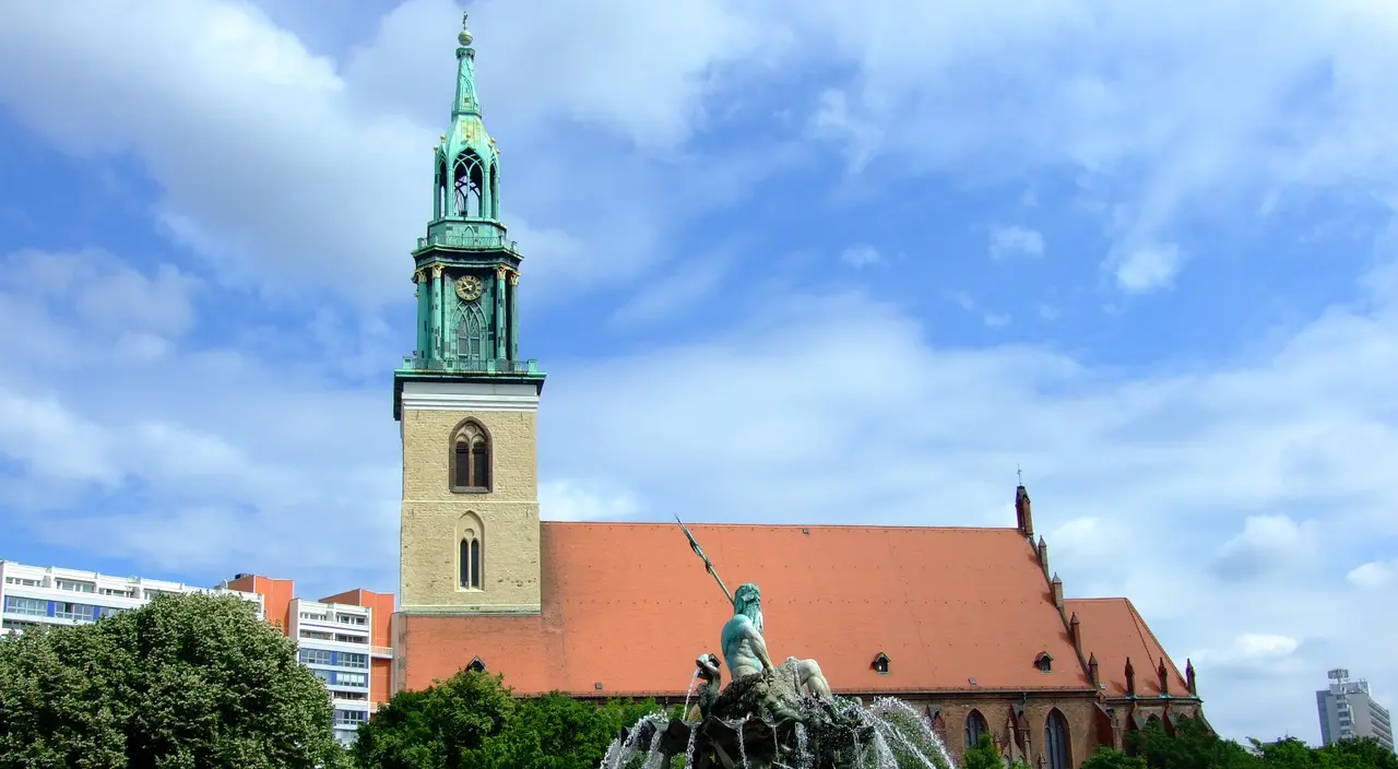 "Wir bieten daher gerne an, dass in geeigneten Fällen Räumlichkeiten unserer Gemeinden mitgenutzt werden können", so Koch und Stäblein. Hier: Die St. Marienkirche in Berlin-Mitte, Predigtstätte des Bischofs. Foto: Wikimedia