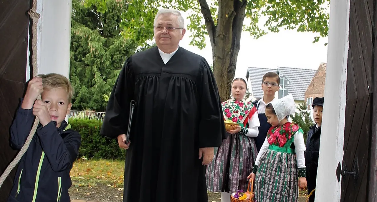 Manfred Hermasch beim traditionellen Trachten-Ernte-Dank-Gottesdienst in Tätzschwitz 2018. Foto: Martina Petschick