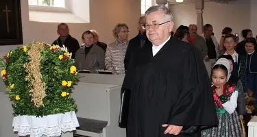Manfred Hermasch beim traditionellen Trachten-Ernte-Dank-Gottesdienst in Tätzschwitz 2018. Foto: Martina Petschick