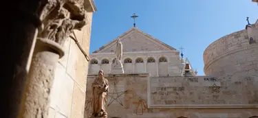 In Jerusalem deuten zahlreiche Kreuze auf die christlichen Kirchen und den christlichen Glauben hin. Foto: Beatriz Ostos Charro / Unsplash