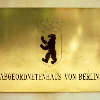 Goldenes Schild: "Abgeordnetenhaus von Berlin"
