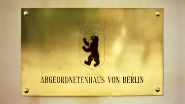 Goldenes Schild: "Abgeordnetenhaus von Berlin"