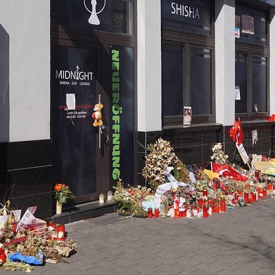 Kränze, Blumen und Kerzen am Tatort Heumarkt in Hanau 2020. Foto: Wikimedia