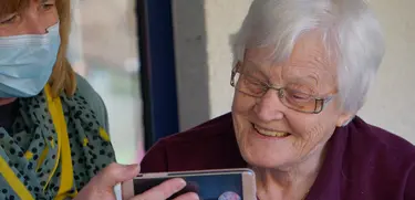 In Pflegeheimen läuft der Kontakt zu Angehörigen nun oft ausschließlich per Smartphone. Foto: Georg Arthur Pflueger / Unsplash