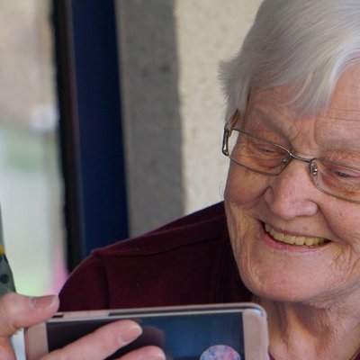 In Pflegeheimen läuft der Kontakt zu Angehörigen nun oft ausschließlich per Smartphone. Foto: Georg Arthur Pflueger / Unsplash