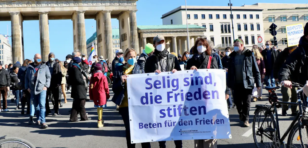 Auch die EKBO zog mit einem Friedensbanner vom Alexanderplatz zur Siegessäule am 13.3.2022 in Berlin. Fotos: Manuela Schneider / EKBO