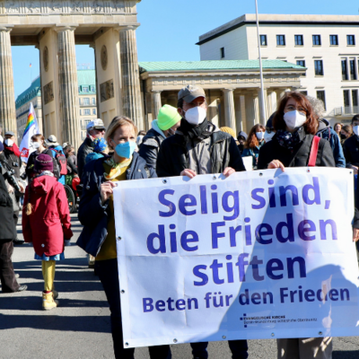 Auch die EKBO zog mit einem Friedensbanner vom Alexanderplatz zur Siegessäule am 13.3.2022 in Berlin. Fotos: Manuela Schneider / EKBO