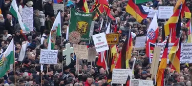 Auf den Pegida-Demos (wie hier am 25.1.2015 in Dresden) werden auch christliche Kreuze als Protestsymbol getragen. Foto: Wikimedia