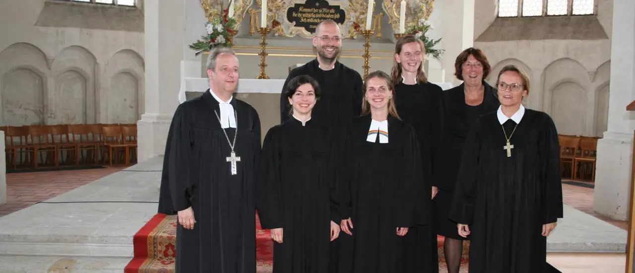 Ordination der Pfarrerinnen Jette Förster, Elisabeth Schulze, Miriam Wojakowska mit Pfarrer Lukas Pellio und Bischof Christian Stäblein (links) in der Oberkirche St. Nikolai in Cottbus. Foto: Kirchenkreis Cottbus