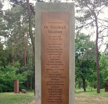 Gedenkstele für Friedrich Weißler im Grünen, Foto: Marion Gardei/EKBO