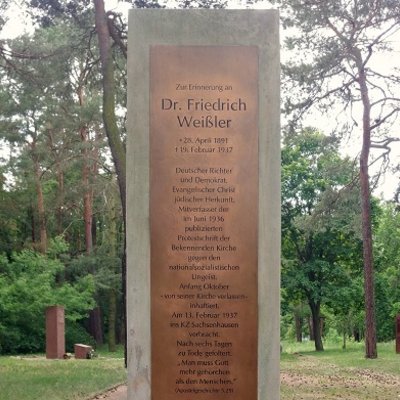 Gedenkstele für Friedrich Weißler im Grünen, Foto: Marion Gardei/EKBO