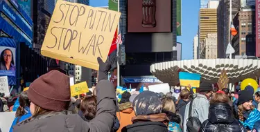 Auch am Times Square in New York wird gegen Putins Krieg demonstriert. Foto: Wikimedia