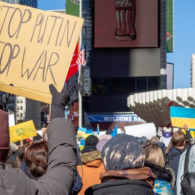 Auch am Times Square in New York wird gegen Putins Krieg demonstriert. Foto: Wikimedia