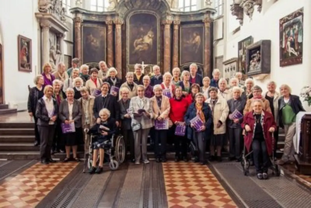 Gruppenbild mit Damen und Bischof, Foto: Matthias Kauffmann