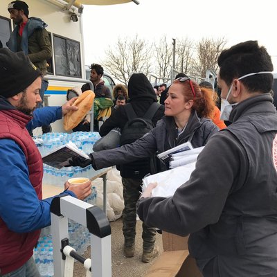 Mitarbeitende der lokalen Partnerorganisation der Diakonie Katastrophenhilfe verteilen Hilfsgüter an Flüchtlinge in Edirne an der türkisch-griechischen Grenze Projektpartner: STL (Support to Life)| Foto: Kerem Uzel/Diakonie Katastrophenhilfe