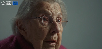 Videoausschnitt des Kampagnenvideos #NutzeDeineStimme (Europäisches Parlament) - man erkennt das Kampagnenlogo oben links und die Portraitaufnahme einer Großmutter