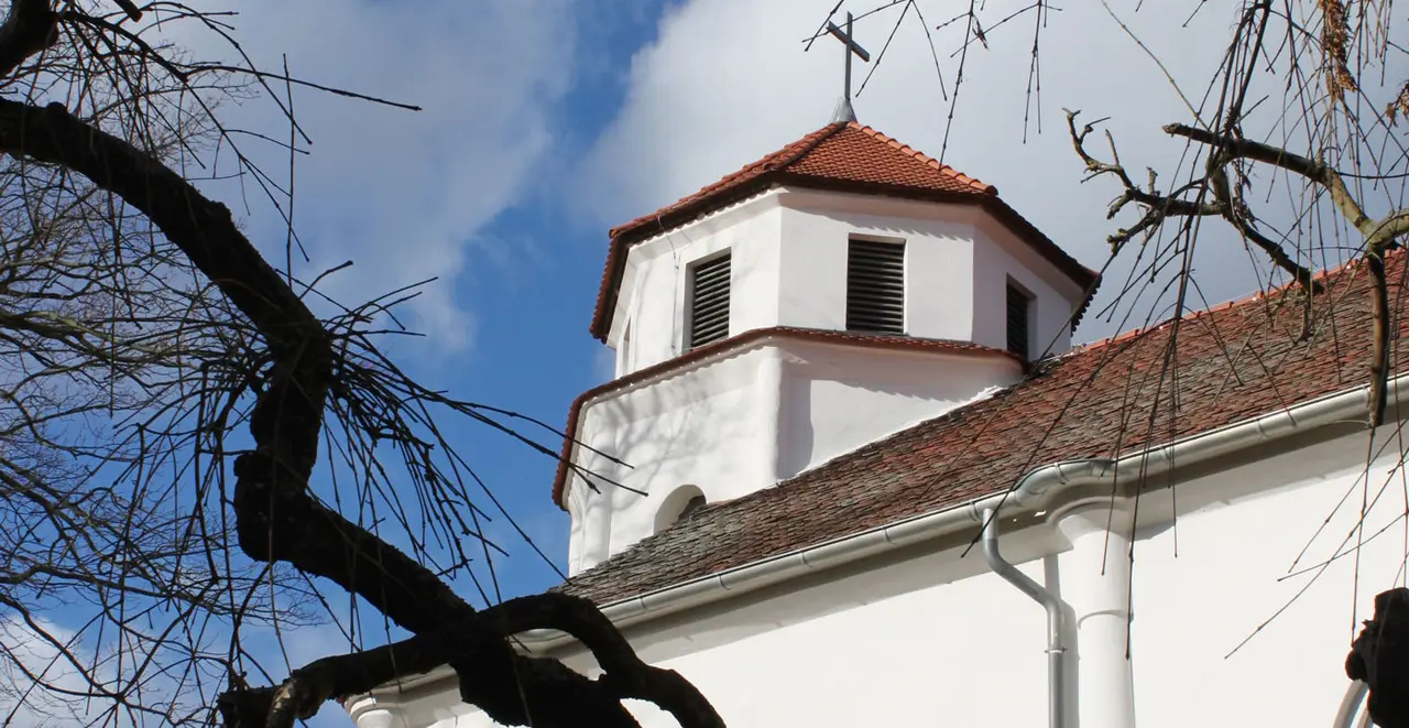 Turm und Fenster der Radwegekirche Kienitz. Fotos: Kirchencafé Kienitz