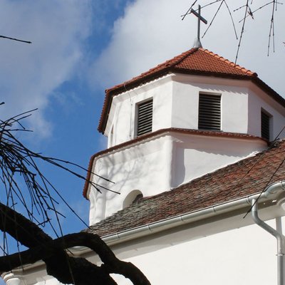 Turm und Fenster der Radwegekirche Kienitz. Fotos: Kirchencafé Kienitz