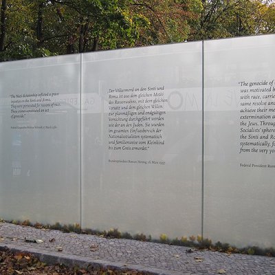 Gedenkstätte Denkmal für die im Nationalsozialismus ermordeten Sinti und Roma Europas in Berlin-Tiergarten südlich des Reichstagsgebäudes, Scheidemannstraße. Foto: Wikimedia