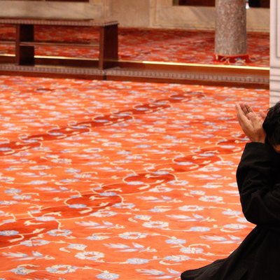 Ein gläubiger Moslem beim Gebet. Foto: Rachid Oucharia / Unsplash