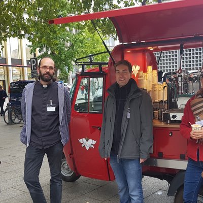 Die umgebaute rote „Kaffee-Ape“ kommt nach Eberswalde und Angermünde. Foto: EKBO