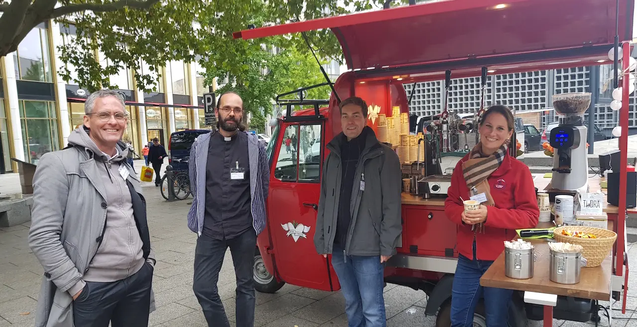 Die umgebaute rote „Kaffee-Ape“ steht inzwischen auf dem Helene-Weigel-Platz in Marzahn. Foto: EKBO