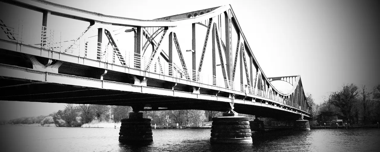 Die Glienicker Brücke zwischen Potsdam und Berlin diente zu Zeiten der DDR als Agenten-Austauschpunkt. Heute ist sie Zeichen der Verbindung zwischen Ost und West. Foto: pixabay.de