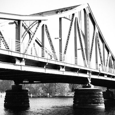 Die Glienicker Brücke zwischen Potsdam und Berlin diente zu Zeiten der DDR als Agenten-Austauschpunkt. Heute ist sie Zeichen der Verbindung zwischen Ost und West. Foto: pixabay.de