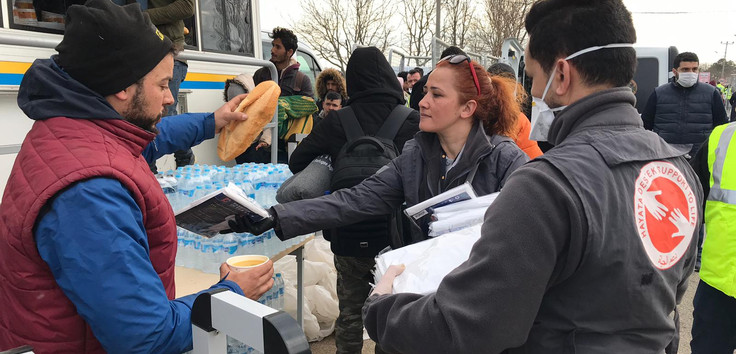 Mitarbeitende der lokalen Partnerorganisation der Diakonie Katastrophenhilfe verteilen Hilfsgüter an Flüchtlinge in Edirne an der türkisch-griechischen Grenze Projektpartner: STL (Support to Life)| Foto: Kerem Uzel/Diakonie Katastrophenhilfe