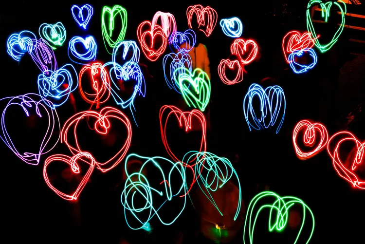 Man sieht viele Herzen die mit Lightpainting gestaltet wurden