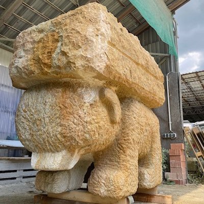 Sandskulptur: großer Lastenbär