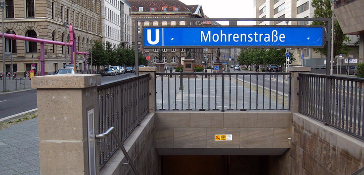 Die Mohrenstraße in Berlin ist seit Jahren Stein des Anstoßes im Zusammenhang mit Debatten um Kolonialismus und Postkolonialismus. Foto: Wikimedia / Tomasz Sienicki