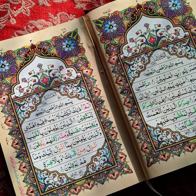 Auch aus dem Koran wird gelesen. Foto: Abdullah Faraz / Unsplash