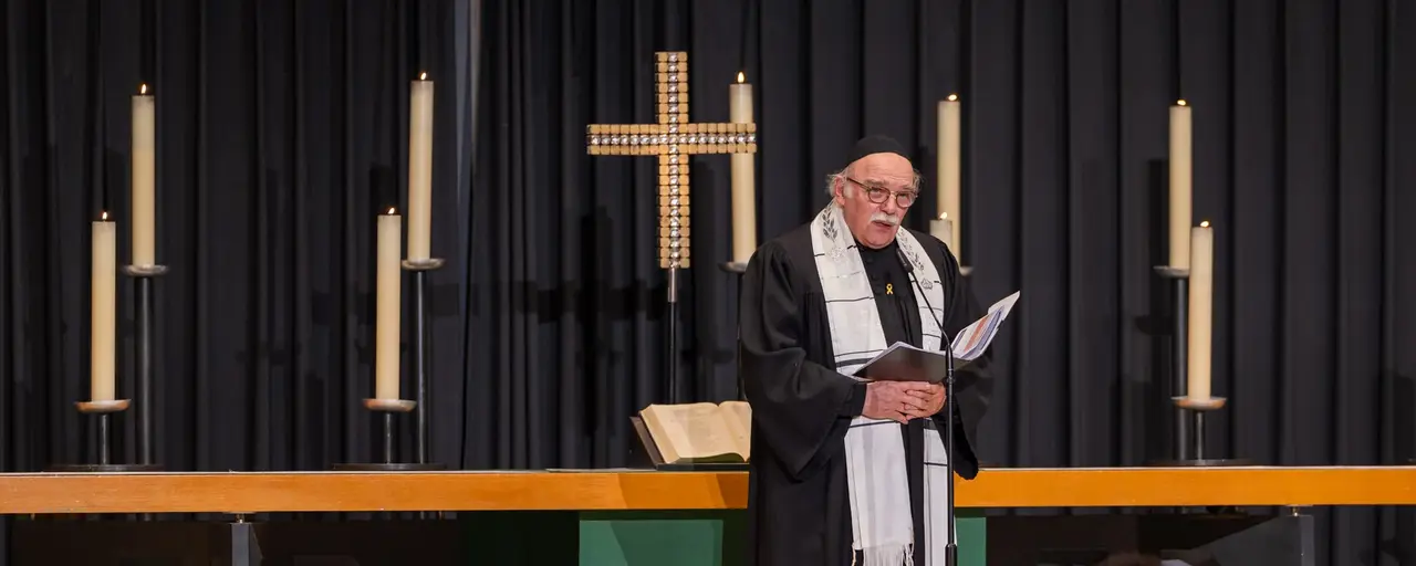 Ökumenischer Gedenkgottesdienst, stiller Solidaritätsmarsch und Gedenkveranstaltung anlässlich des ersten Jahrestags des Terrorangriffs der Hamas auf Israel, Gedächtniskirche, Breitscheidplatz, 10789 Berlin; Jüdisches Gemeindehaus Fasanenstr. 79-80 1