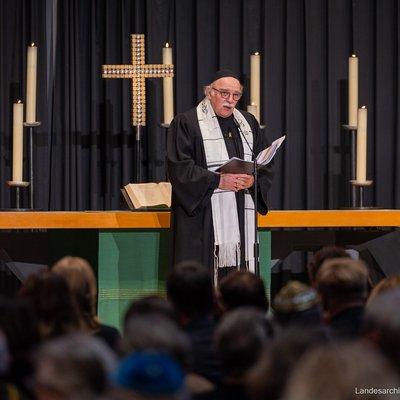 Ökumenischer Gedenkgottesdienst, stiller Solidaritätsmarsch und Gedenkveranstaltung anlässlich des ersten Jahrestags des Terrorangriffs der Hamas auf Israel, Gedächtniskirche, Breitscheidplatz, 10789 Berlin; Jüdisches Gemeindehaus Fasanenstr. 79-80 1