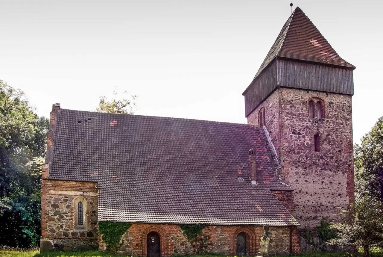 Die Nordseite der Kirche in Steinitz. Foto: Michael Schletze / Innenaufnahme: Bernd Janowski