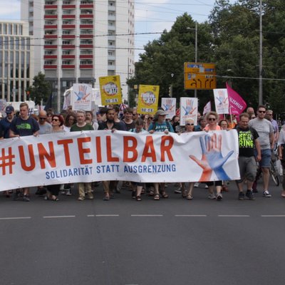 Für eine solidarische Gesellschaft und gegen einen Rechtsruck demonstrierten am 6. Juli in Leipzig Tausende von Menschen. Foto: Dan Wesker / www.unteilbar.org
