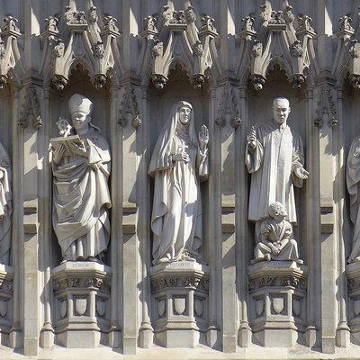 Märtyrer des 20. Jahrhunderts an der Fassade über dem großen Westportal der Westminster Abbey, London. Foto: Wikimedia