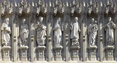 Märtyrer des 20. Jahrhunderts an der Fassade über dem großen Westportal der Westminster Abbey, London. Foto: Wikimedia