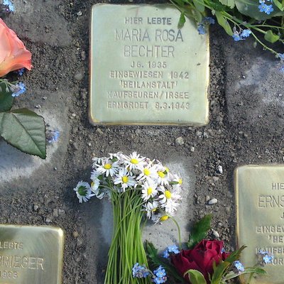 Stolpersteine für Ernst Lossa und Maria Rosa Bechter, die zu den über 70.000 Euthanasieopfern der Nationalsozialisten zählen.