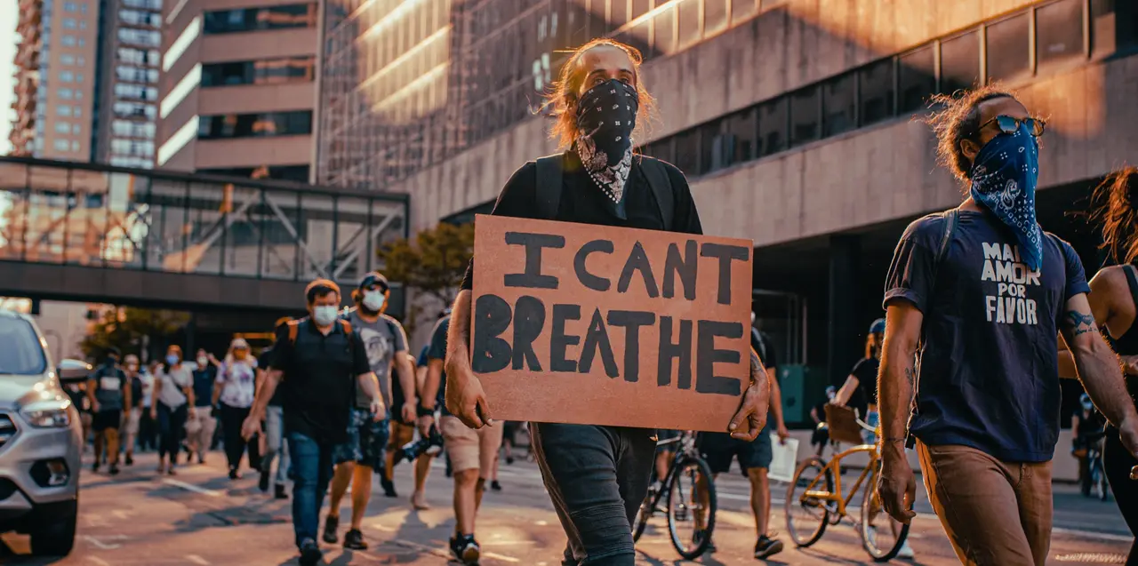 Demonstration gegen Rassismus und Polizeigewalt mit den Worten, die George Floyd sagte, kurz bevor er von einem Polizisten erstickt wurde. Foto: Josh Hild / Unsplash