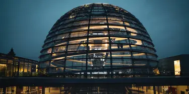 Die Kuppel des Reichstagsgebäudes in Berlin. Foto: Christian Lue / Unsplash