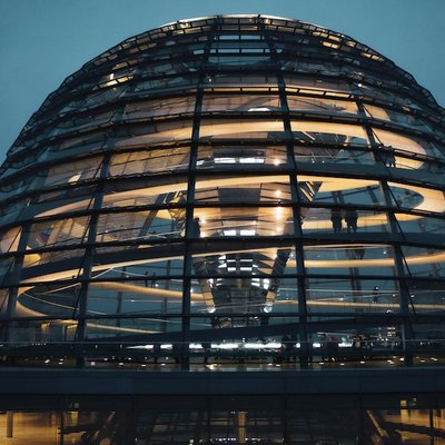 Die Kuppel des Reichstagsgebäudes in Berlin. Foto: Christian Lue / Unsplash