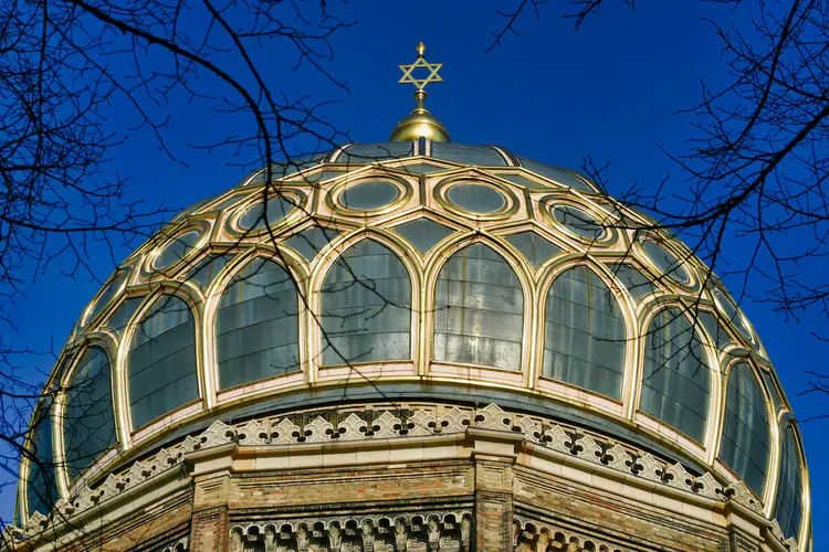 Kuppel mit goldenem Davidsstern der Synagoge in der Oranienburger Straße, Berlin.