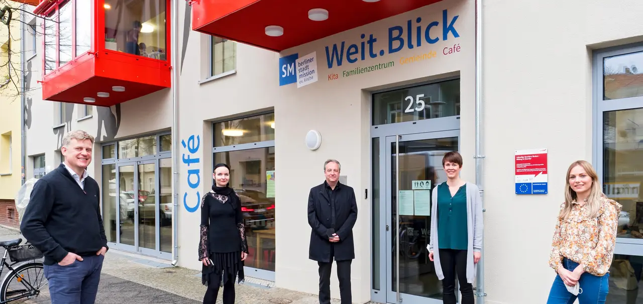 Bischof Christian Stäblein besuchte am Donnerstag, 29. April 2021, das Familien- und Gemeindezentrum Weit.Blick in Berlin-Lichtenberg. Foto: EKBO/Martin Kirchner